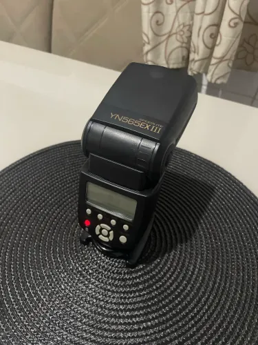 Flash Yongnuo YN565EX III + Pilhas recarregáveis Duracell