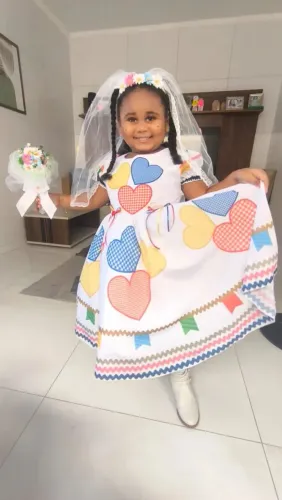Vestido junino de noiva acompanha acessorios