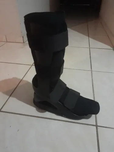 Bota imobilizadora ortopédica.