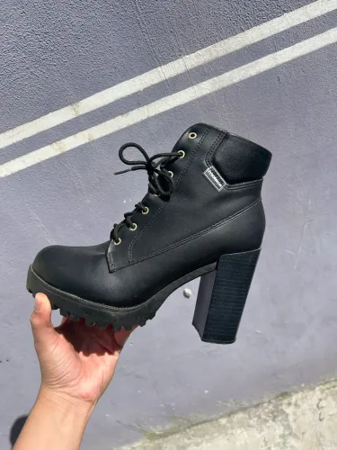 Vendo Bota salto alto marca moleca