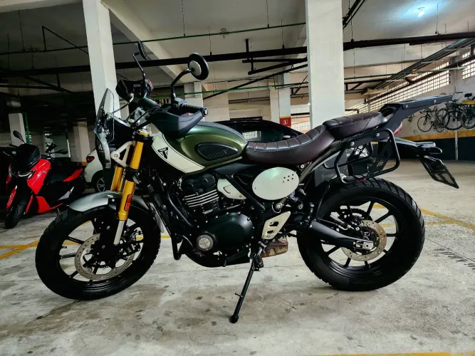 Triumph Scrambler 400X com acessórios 