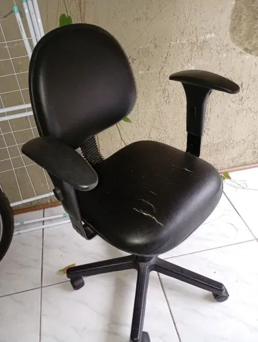 vendo cadeira de escritório confortável com apoio para oa braços