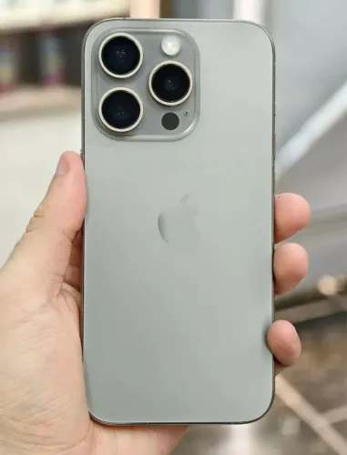 Vendo telefone Iphone 15 pro max 256 gigas de memoria possui todos os acessórios origuais.