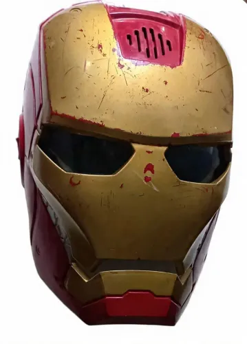 Capacete do Homem de Ferro fabricado pela Hasbro acende os olhos de azul e emite sons 