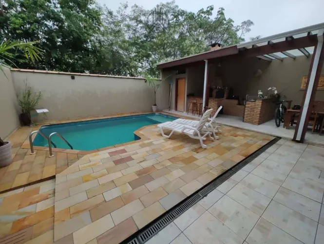 Sobrado em condomínio fechado em Tremembé com 4 dormitórios e piscina em Tremembé.