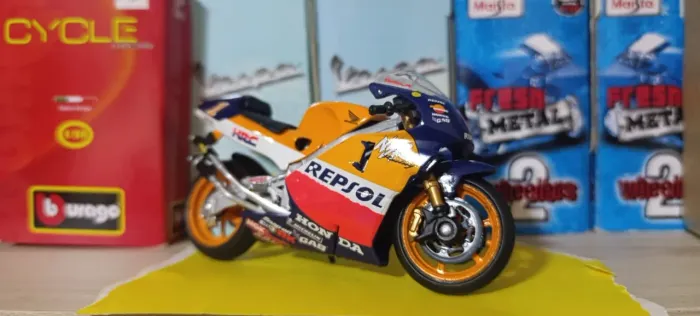 02 Miniaturas Moto GP 1:18 REPSOL #93 #01