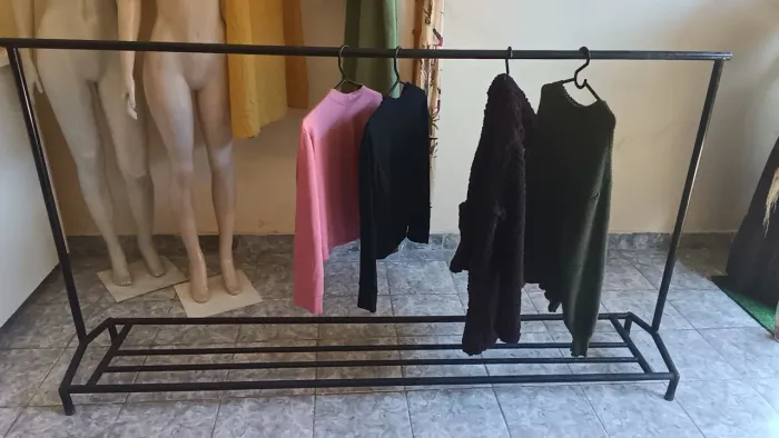 Arara para roupas( COM SAPATEIRA/TODA DE FERRO/ 1,98MT De comprimento por 1,10 de altura)