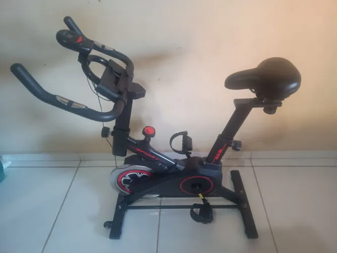 Bicicleta ergométrica pouquíssima usada.