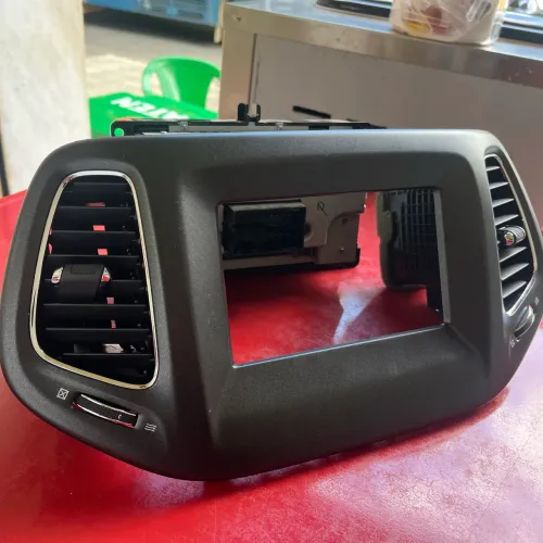 painel dos difusores de ar condicionando e de multimídia do jeep compass - leia