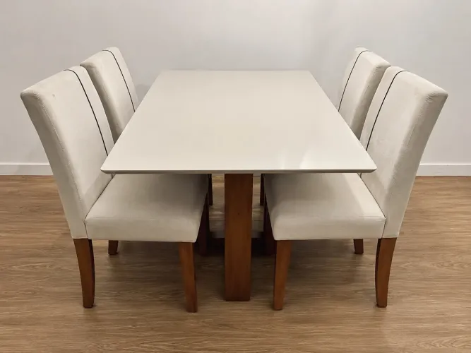 Jogo de mesa com 4 cadeiras