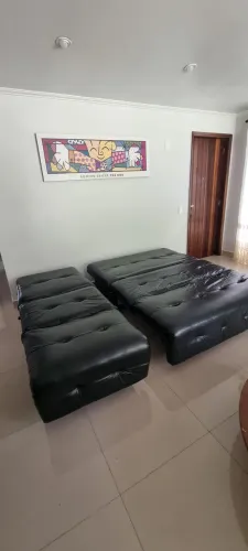 2 sofás cama em couro (1 de casal e 1 de solteiro)