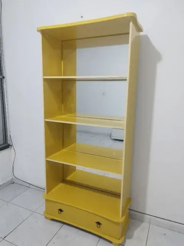 Estante amarela espelhada