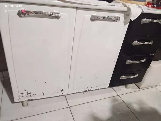 Armário semi-novo com marcas de uso