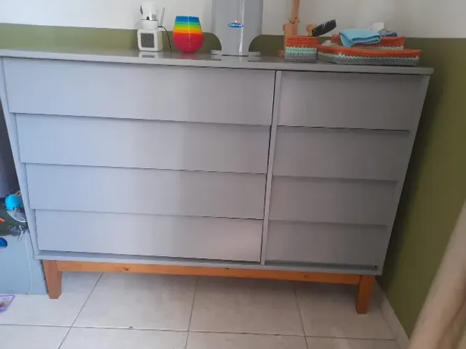 Cômoda Noah 4 Gavetas Com Porta E Pés Em Madeira Natural - C Cinza
