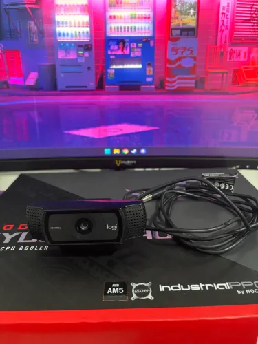Webcam Full HD Logitech C920s com Microfone 