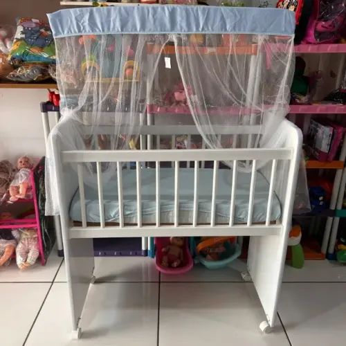 Mini berço branco incluso colchão, suporte, mosqueteiro e lençol estao na foto