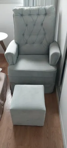 Poltrona Amamentação com Balanço e apoio para os pés