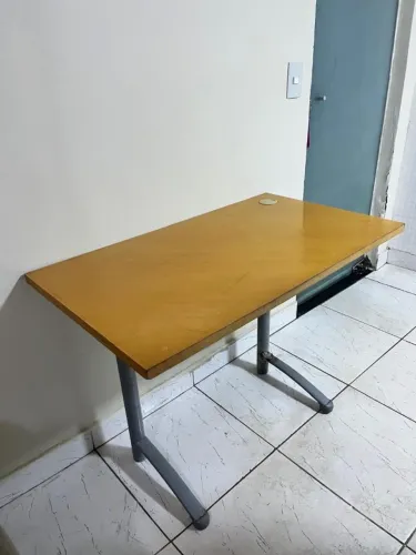 Mesa em Madeira com Tampo Amarelo e Pés Cinza