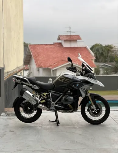 Abaixo da Fipe com apenas 3.900 km