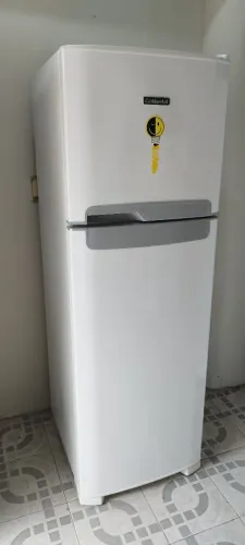 Vendo geladeira Frost Free funcionando perfeitamente faço entrega semi nova 