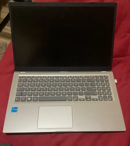 Notebook ASUS VivoBook X515EA i3 11ª geração ? Com defeito