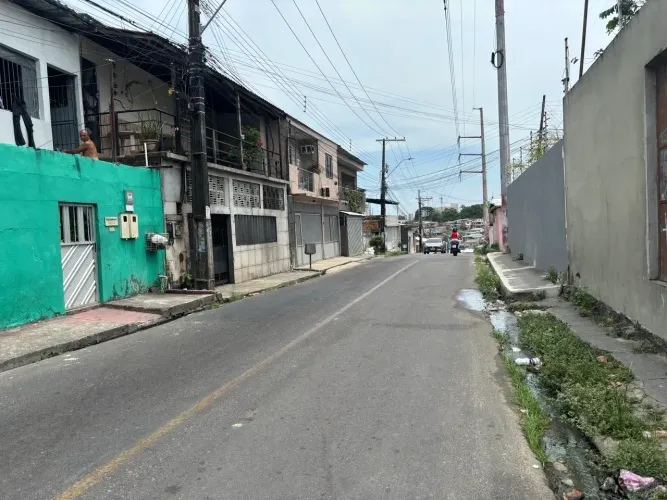 Petropolis, Vendo Casa com 02 qtos no Aleixo