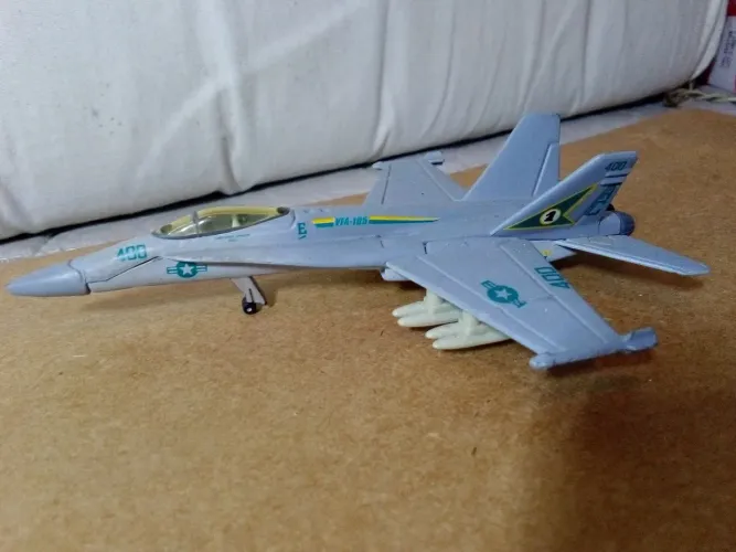 Miniatura F-18C Maisto 12 cm