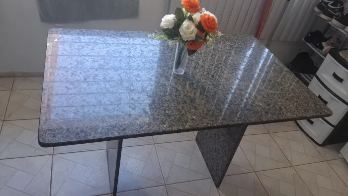 Mesa de cozinha em granito
