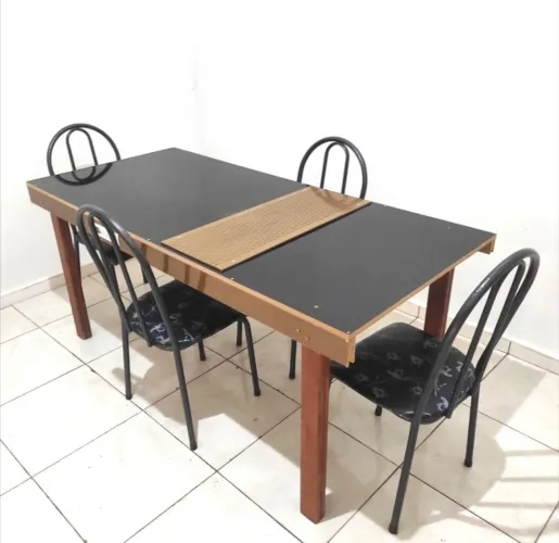 Mesa Semi Nova com 4 Cadeiras: Retirar no Aero Rancho!