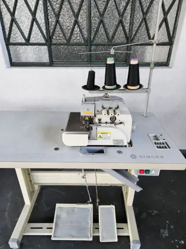 Máquina Overlock Industrial Singer Semi Nova Bivolt