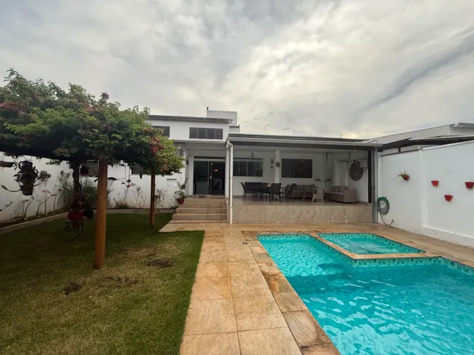 Casa Padrão 4 Quartos (3 Suítes) 314m² em Setor Oeste - Goiânia