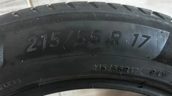 Vendo 4 Pneus Michelin 215/55/17