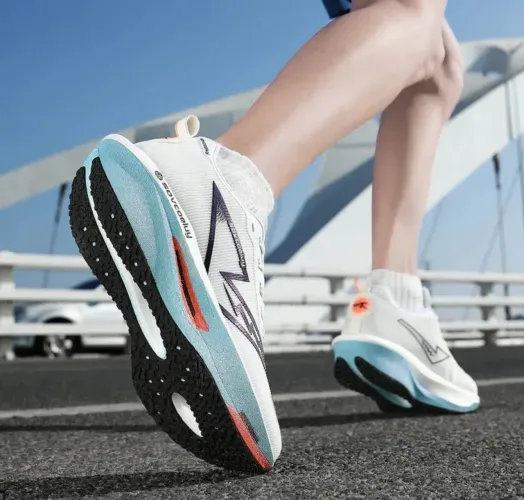 Tênis é um modelo de corrida da marca Sovcoeluy
