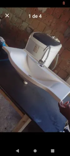Vendo uma pia de banheiro com branca já vai com a torneira de alumínio material cerâmica