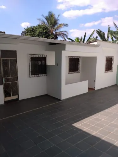 Alugo casa