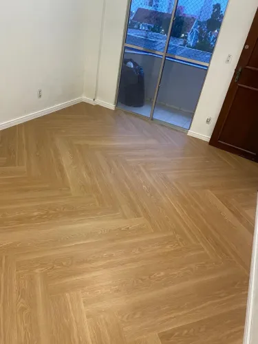 Instalação de piso vinílico + rodapé