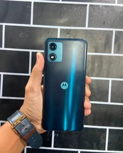 Moto E22 c/ carregador e capinha nova