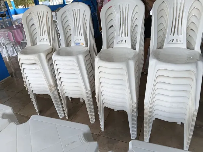 Vendo Cadeiras plásticas resistentes Novas