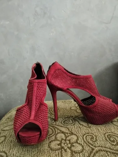 Sapatos e sandálias de festa feminino, usados de marcas como Schutz, Carmen Steffens.