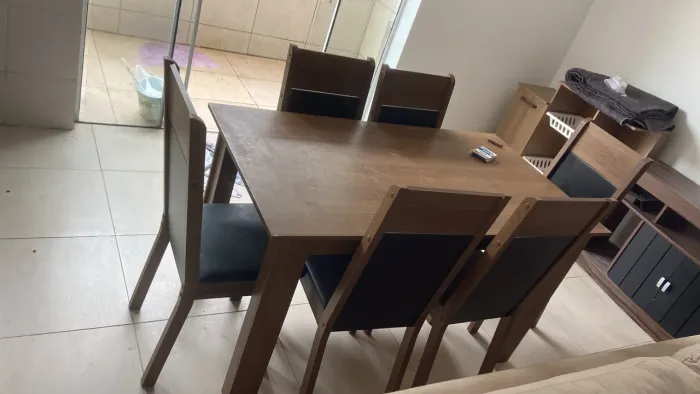 Vendo mesa com 6 cadeiras