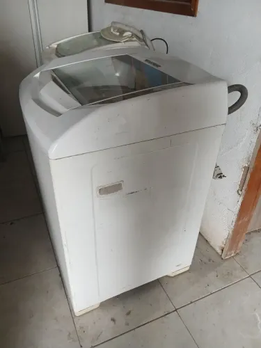Máquina de lavar roupas Brastemp Tiramanchas 9kg 110v em ótimo estado.