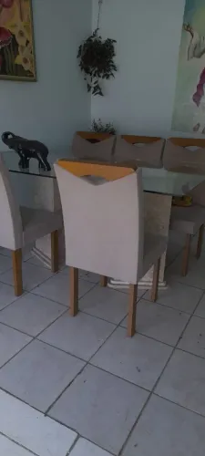 Mesa de vidro com apoio de mármore