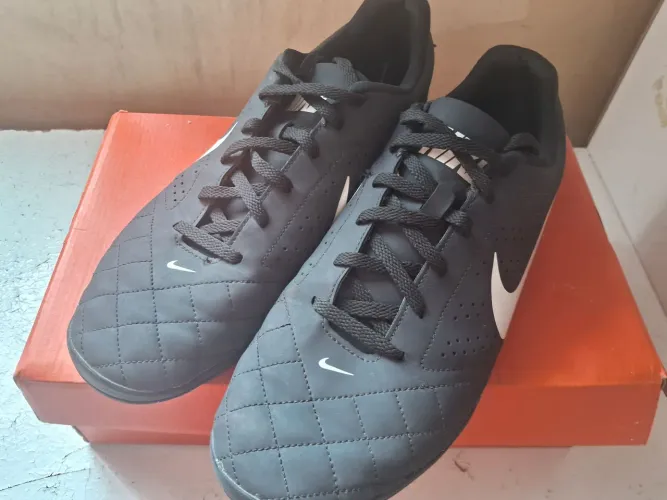 Chuteira Salão Nike Beco II.