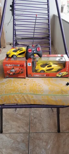 Vendo carro com controle remoto, novo.