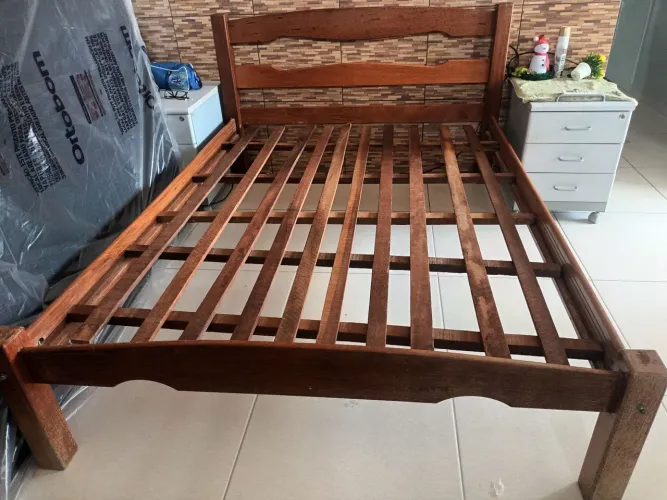 Armação de uma cama de casal de angelim
