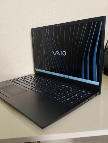 Notebook Vaio FE15 Ryzen 5 5500U 16gb ram SSD 512gb detalhe estético carcaça inferior