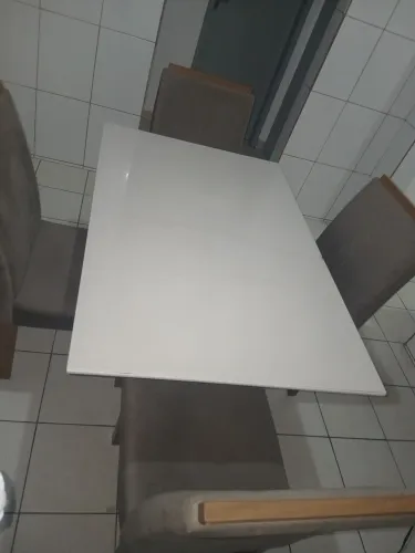 Vende-se mesa de 4cadeiras ela esta com dois trinco porem as cadeiras está novinha