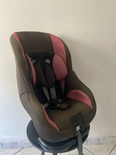 Cadeirinha de carro reclinavel completa na cor marrom