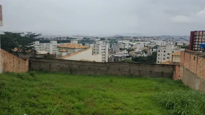 Lote para venda tem 1000 metros quadrados em Cabral - Contagem - MG