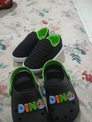 Tênis e Crocs do dino nunca usado tamanho 24